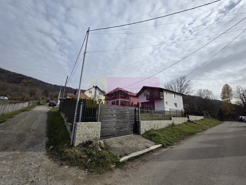 Vila de vacanta cu 4 camere de vanzare in Valea Doftanei